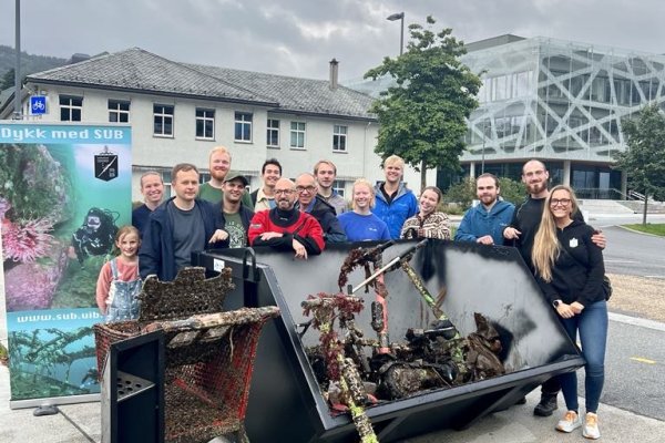 SUB Dykkerklubb viser frem fangst fra havet